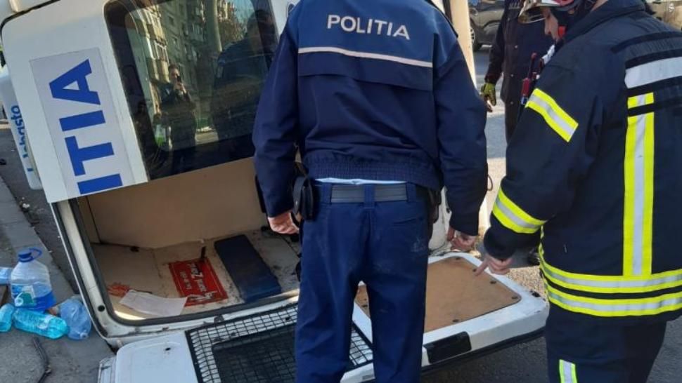 Accident în București. O dubă de Poliție s-a răsturnat după ce a lovit două mașini
