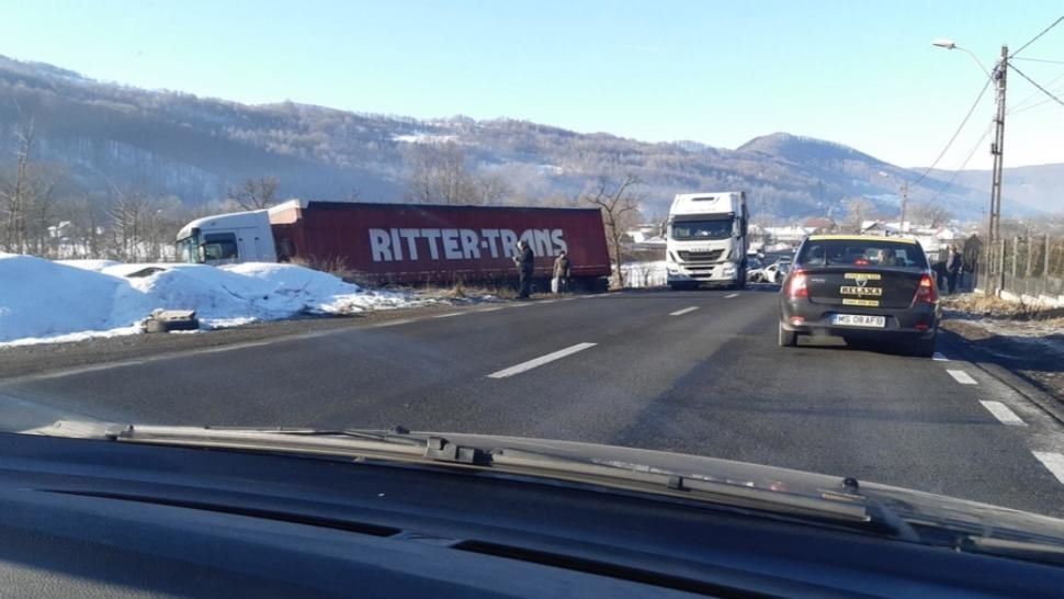 Grav accident între Cluj şi Oradea: un autotren a ajuns în șanț după impactul cu o maşină
