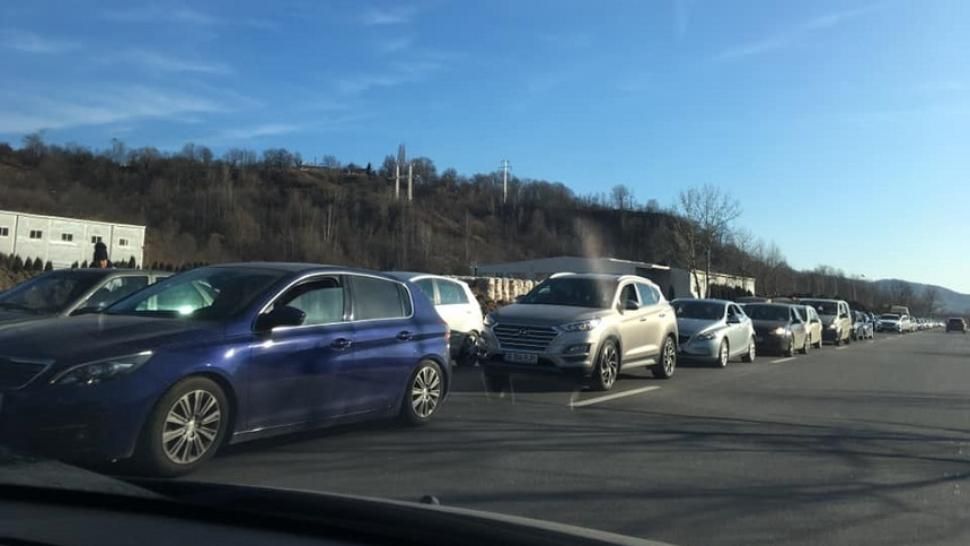 Trafic infernal pe DN1, între Predeal și Bușteni, dar și la ieșirea din Sinaia