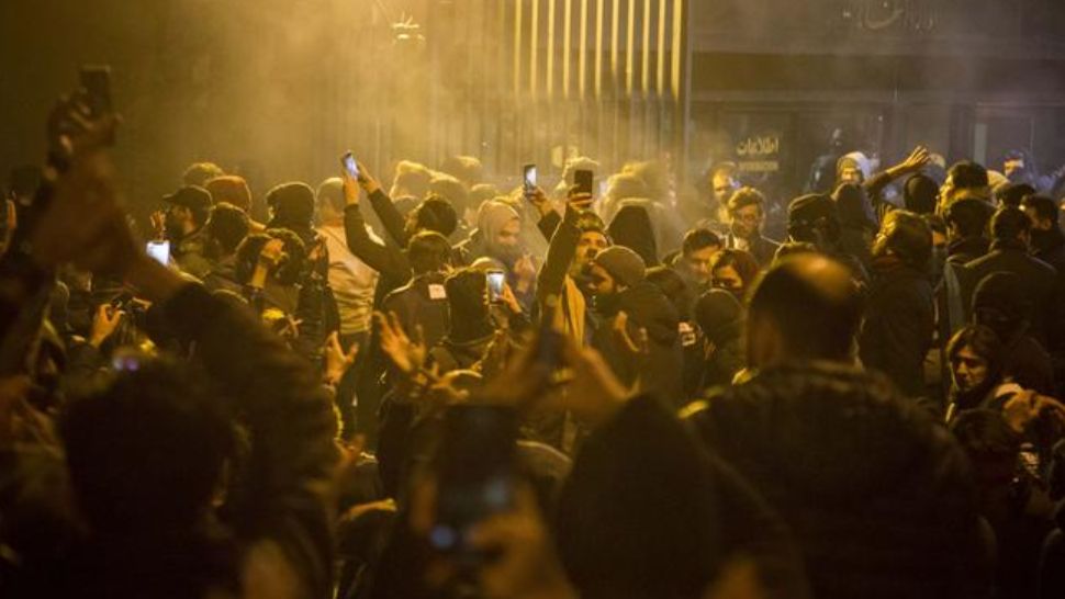 Proteste în Iran. Afișele cu Soleimani sunt rupte. Mesajul lui Trump