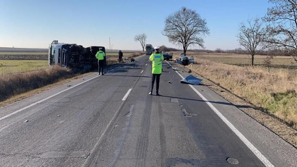 Accident grav în Argeș, cu trei mașini și un TIR implicate. O persoană a murit
