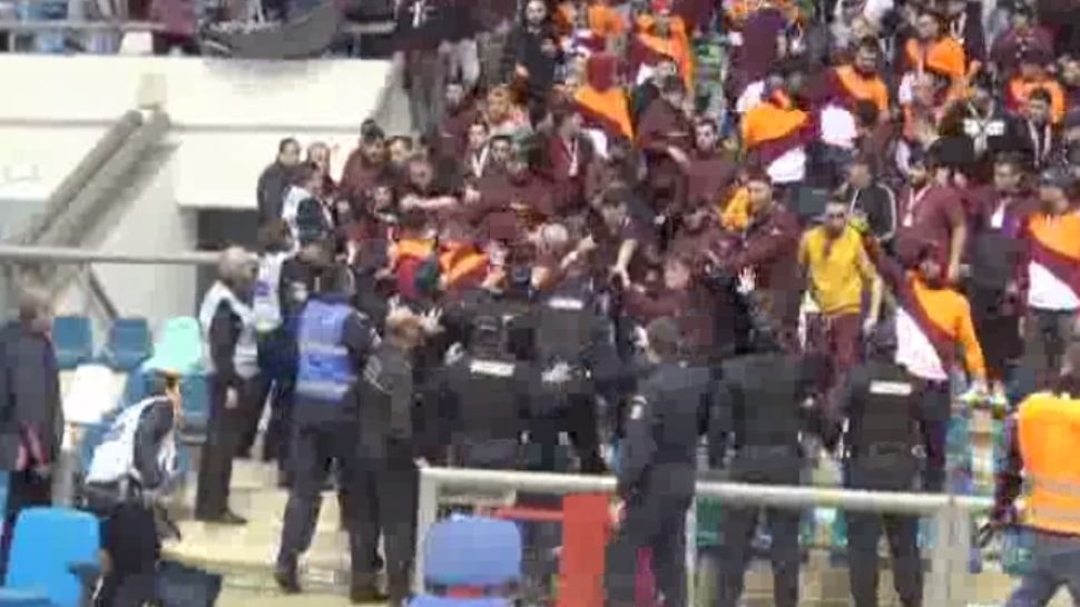 Bătaie generală la handbal! Fanii rapidiști, incidente violente cu forțele de ordine