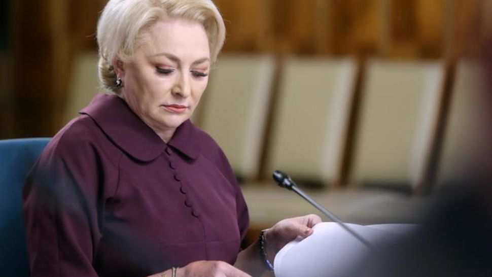 Dăncilă, replică pentru cei care o consideră proastă: "S-a lucrat foarte mult la asta. Au comentat de la coafuri, la broșe"