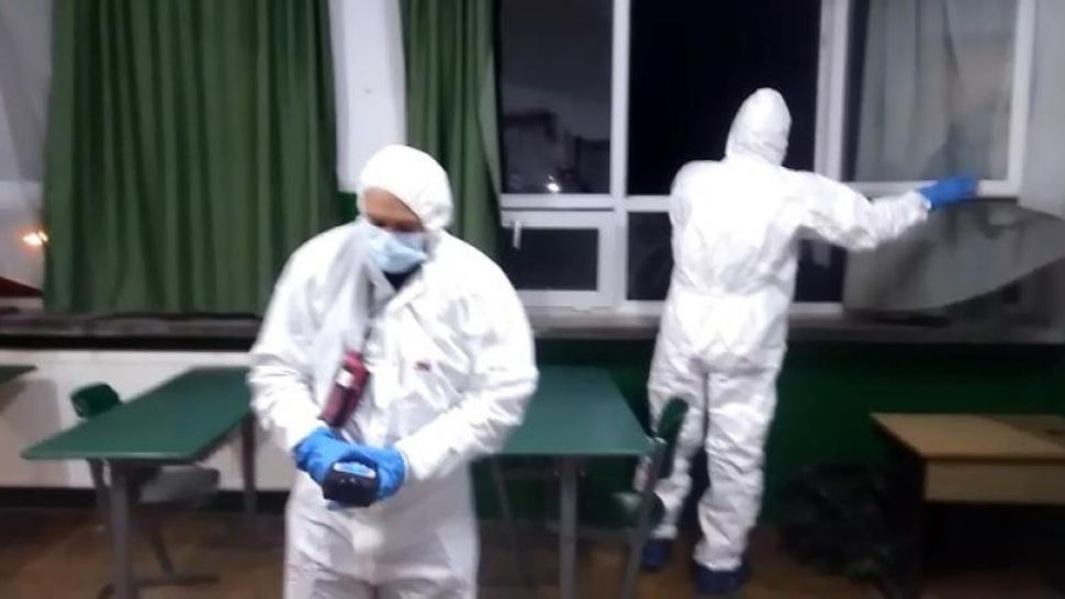 Protest la liceul din Arad unde 72 de copii au ajuns la spital