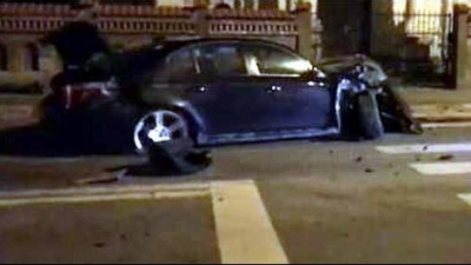 Accident incredibil în Pitești. Un bolid de lux a intrat cu viteză într-un bloc