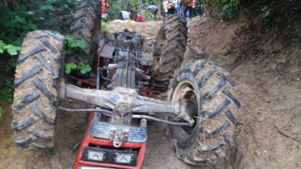 Un bărbat de 70 de ani a murit strivit de un tractor