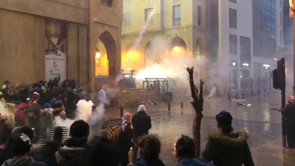 VIDEO Proteste violente în Liban. Gaze lacrimogene, tunuri cu apă contra manifestanților