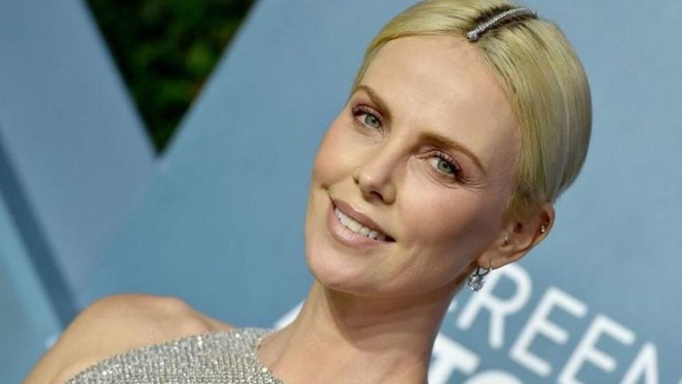 Motivul surprinzător pentru care Charlize Theron a purtat în păr o brățară cu diamante