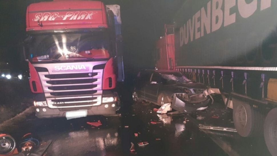Accident cumplit. Un autoturism a fost lovit de două TIR-uri