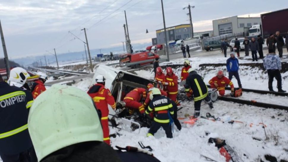 Accident feroviar, în jud. Suceava. Mașină spulberată de TREN: un mort și un rănit