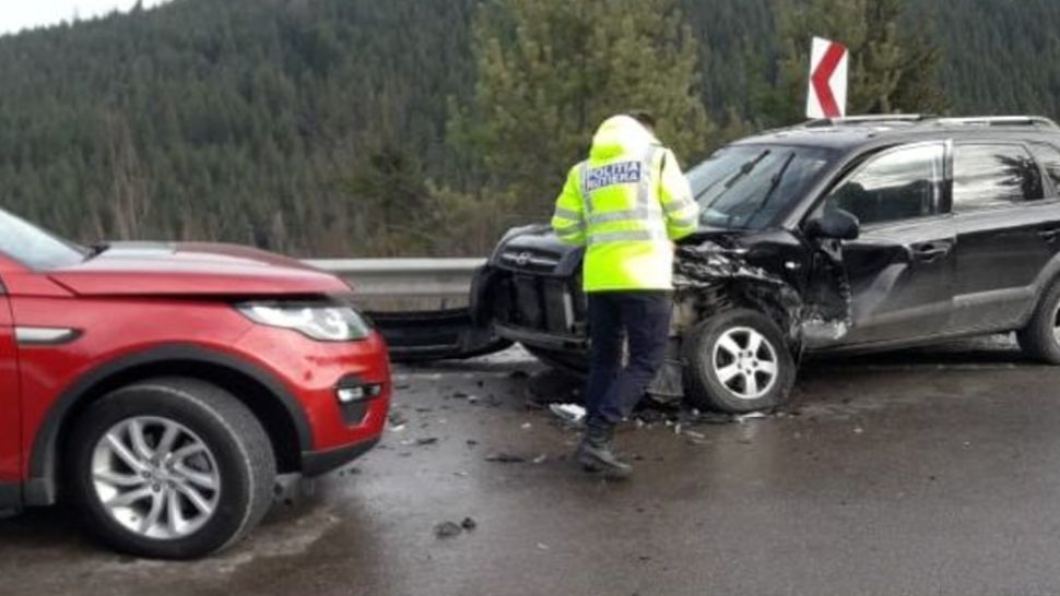 Impact frontal produs între două mașini! Au rezultat opt victime