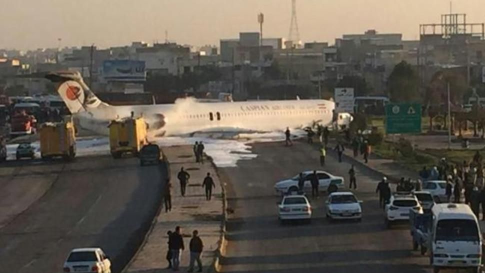 La un pas de tragedie! Un avion cu peste 100 de pasageri a ratat pista 