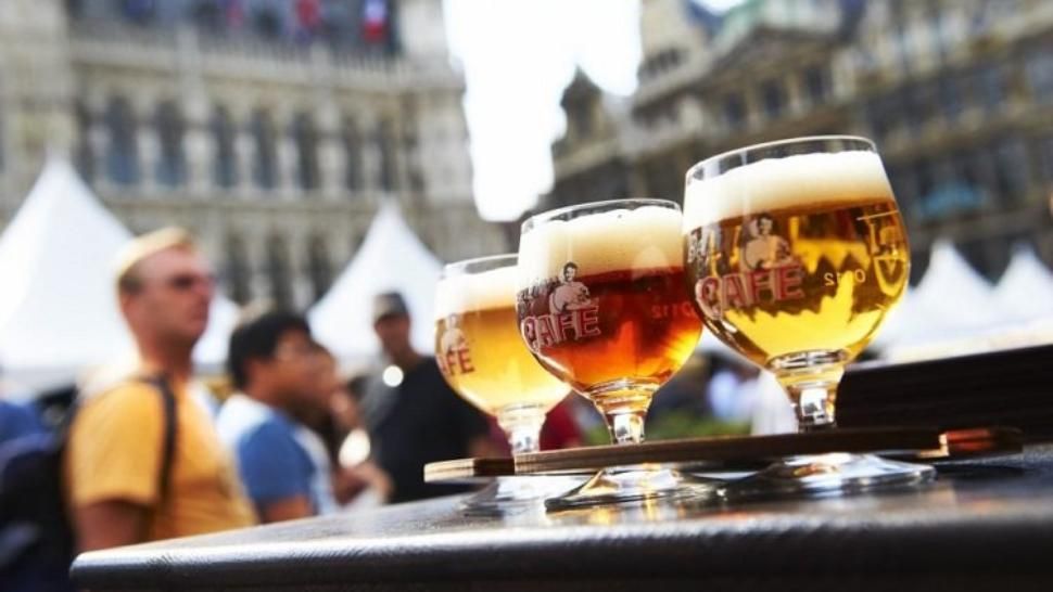 Cehii au luat cu asalt centre de vaccinare anti-Covid. Berea este "stimulentul-minune" care i-a scos din casă