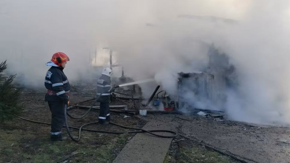 Casă distrusă de flăcări! Patru persoane, între care o minoră, au suferit arsuri