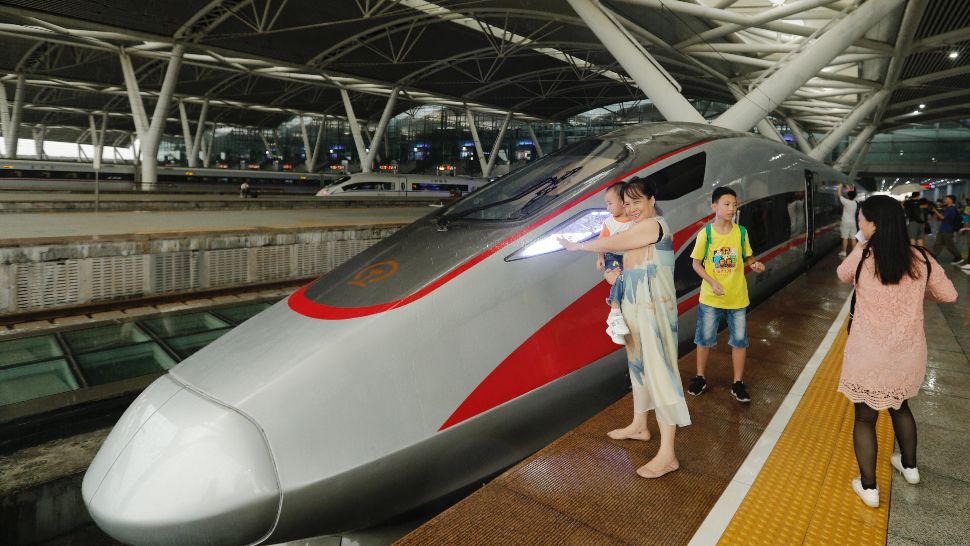 VIDEO Cel mai rapid tren fără conductor din lume ajunge la o viteză de 350 km/h!