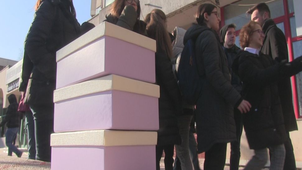 FOTO Protest inedit al elevilor din Constanța. Au trimis colete "speciale" către mai mulți oficiali