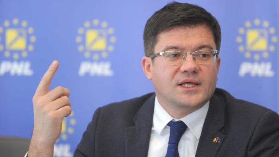 Liberalii fac glume: "N-avem noi norocul să treacă moțiunea!"