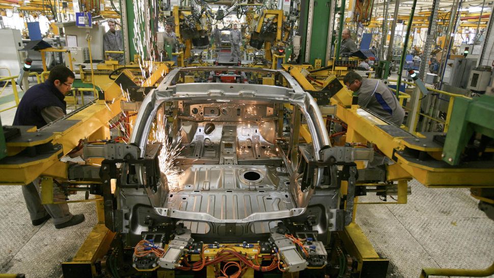 Fabrica Dacia a reluat parțial producția, pe bază de voluntariat