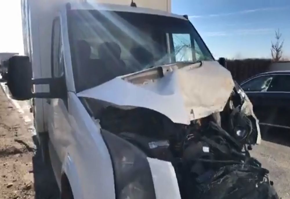 Tamponare violentă între două mașini de mare tonaj, pe DN 72. Trafic dificil în zonă