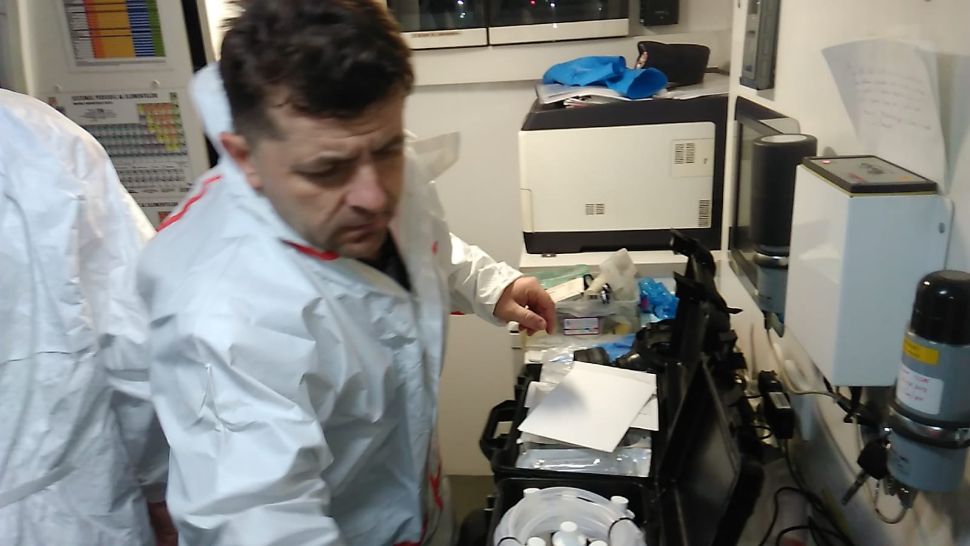 Zeci de elevi intoxicați la un liceu din Arad. Substanța folosită la dezinsecție, interzisă