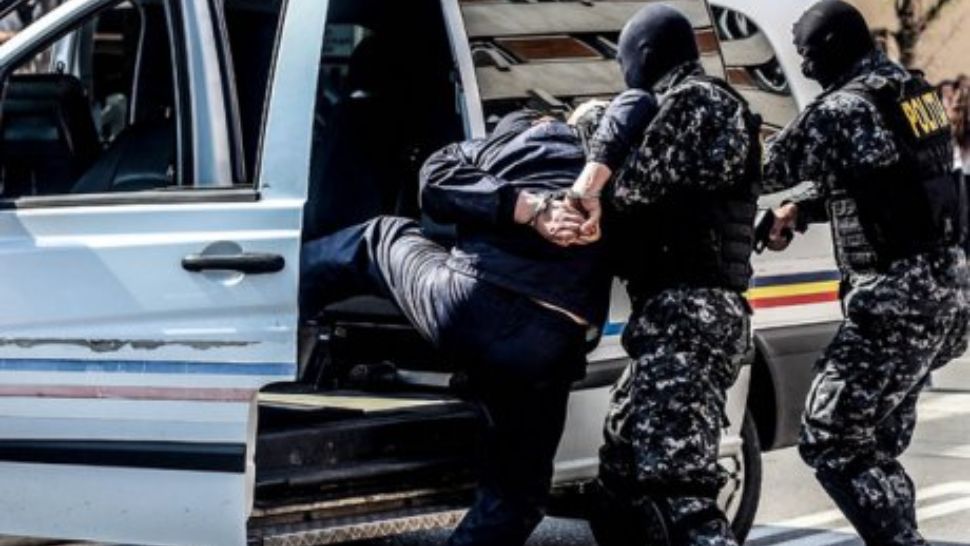 Percheziții la persoane suspectate de deținerea unor țigarete de contrabandă și articole pirotehnice