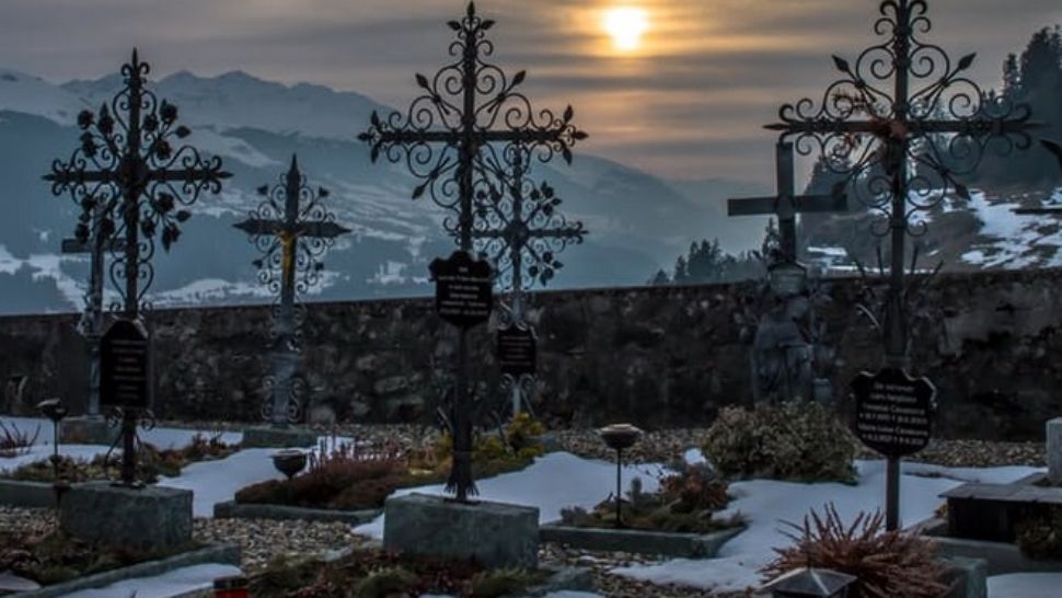 Mormântul unui tânăr de 18 ani, profanat! Ce au furat hoții