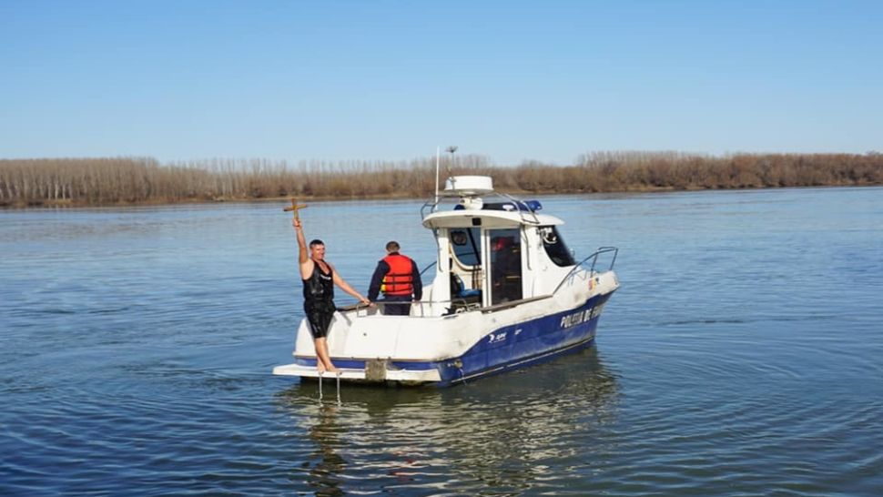 Un doljean recuperează, de 14 ani, crucea din lemn din apele reci ale Dunării