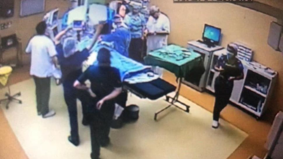 Primele imagini din sala de operații de la Floreasca. Beuran are ceas la mână și nu poartă bonetă și mască