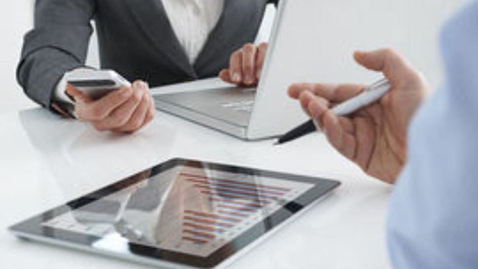 Câte companii oferă angajaților telefoane mobile, laptopuri? România, printre codașii UE