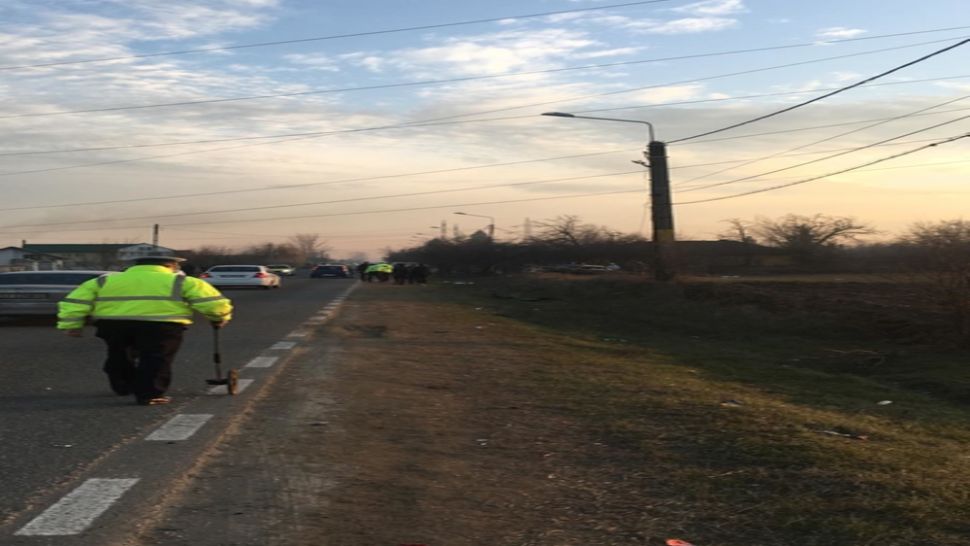 Impact între un tractor și o mașină, pe DN 6. Un bărbat de 40 de ani a ajuns la spital