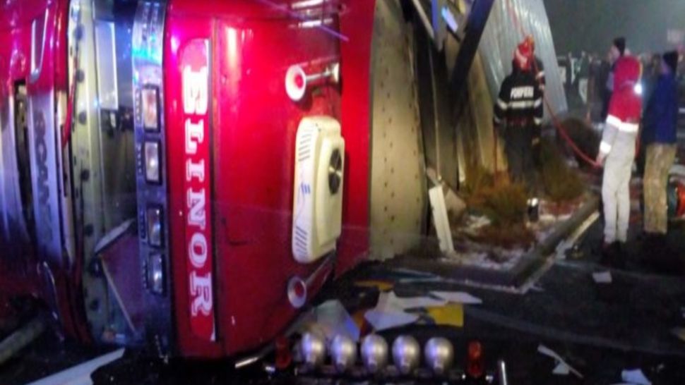 Grav accident în Cluj! Un autotren care transporta porci s-a răsturnat