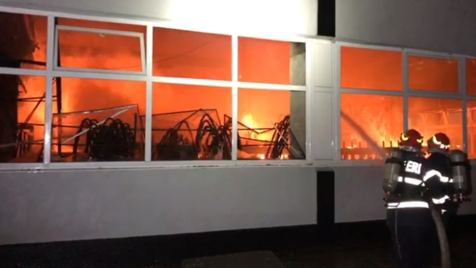 Incendiul de proporții de la Electromontaj a fost stins. Anunțul meteorologilor despre NORUL DE FUM