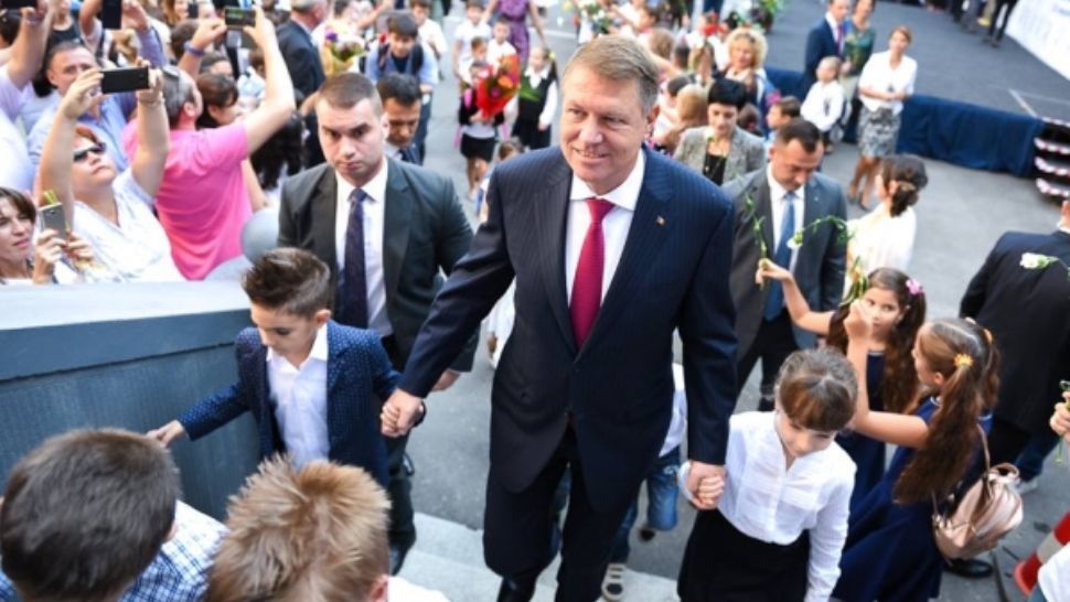 Iohannis nu este deranjat de traseismul politic: "Sunt negocieri!"