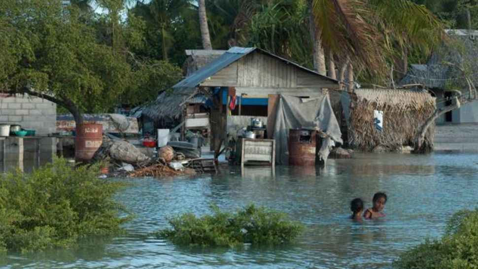 Botoşani: Patru gospodării din oraşul Săveni, cuprinse de ape