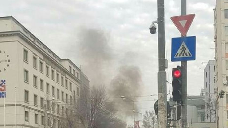 O mașină a luat în mers pe un bulevard aglomerat din Capitală