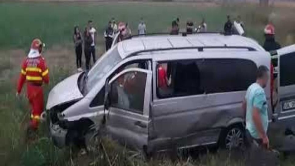 Zi neagră, în jud. Alba. Un microbuz cu pasageri s-a răsturnat: 5 victime