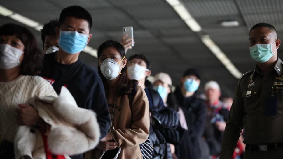 VIDEO CORONAVIRUSUL provoacă isterie și panică în China. Un șofer de taxi dă jos un client din Wuhan