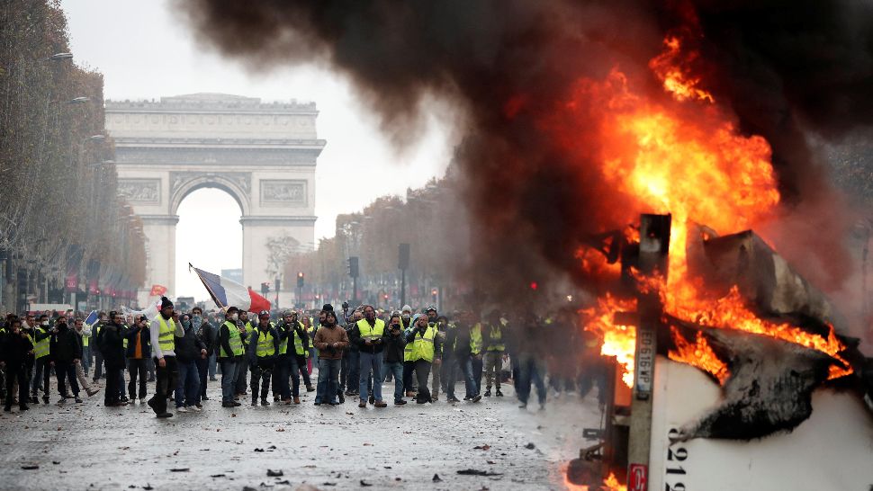 Noi violențe la Paris, în timpul protestelor împotriva reformei pensiilor. Poliția a folosit gazele lacrimogene