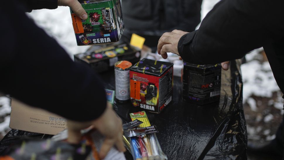 Adolescent de 17 ani, dus la spital după ce i-a explodat o petardă în faţă