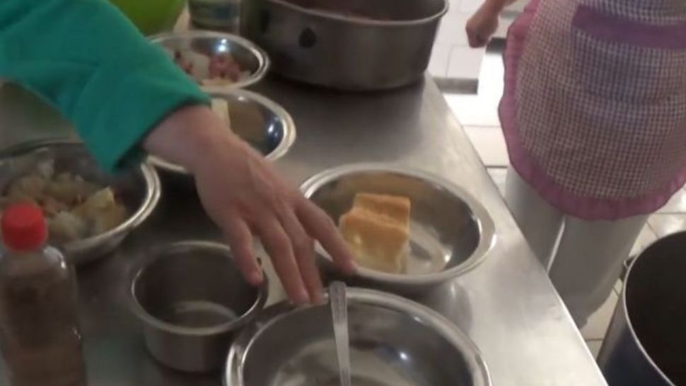 VIDEO Pâine înmuiată, amestecată cu salam, pentru bolnavi. Cum se scuză autoritățile?