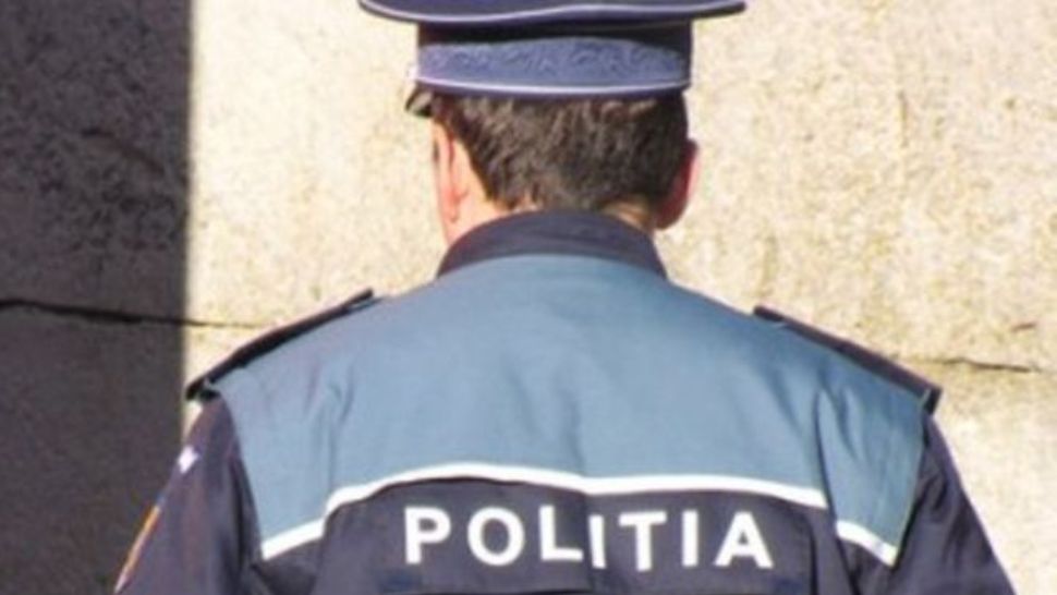 Un polițist de la Deveselu, prins în flagrant delict în timp ce primea bani de la o femeie pentru a nu publica imagini compromiţătoare