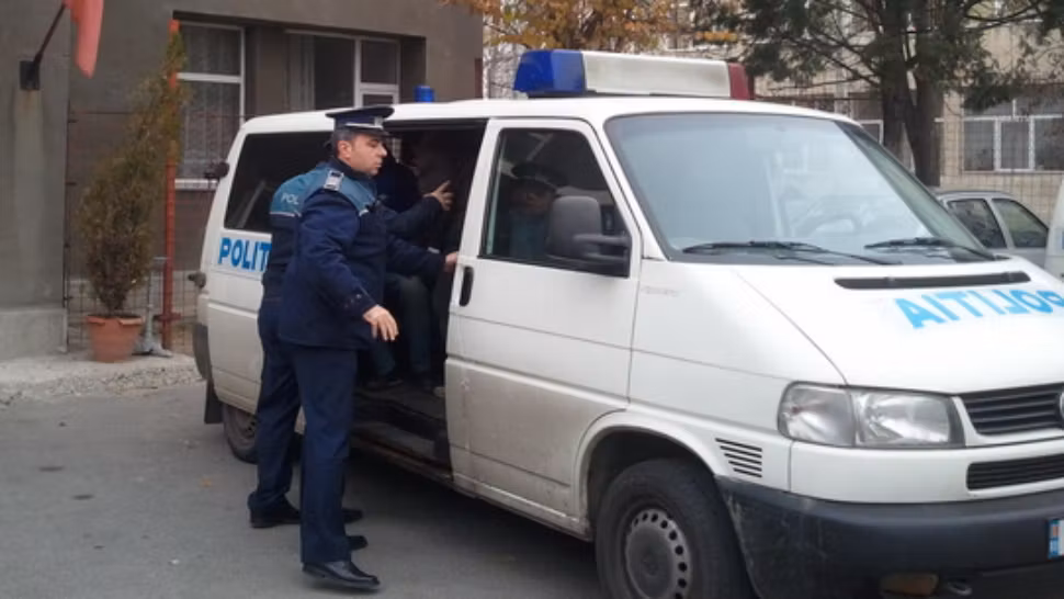 Adolescentă din Craiova, prinsă cu un sac plin de telefoane şi tablete furate din autoturisme