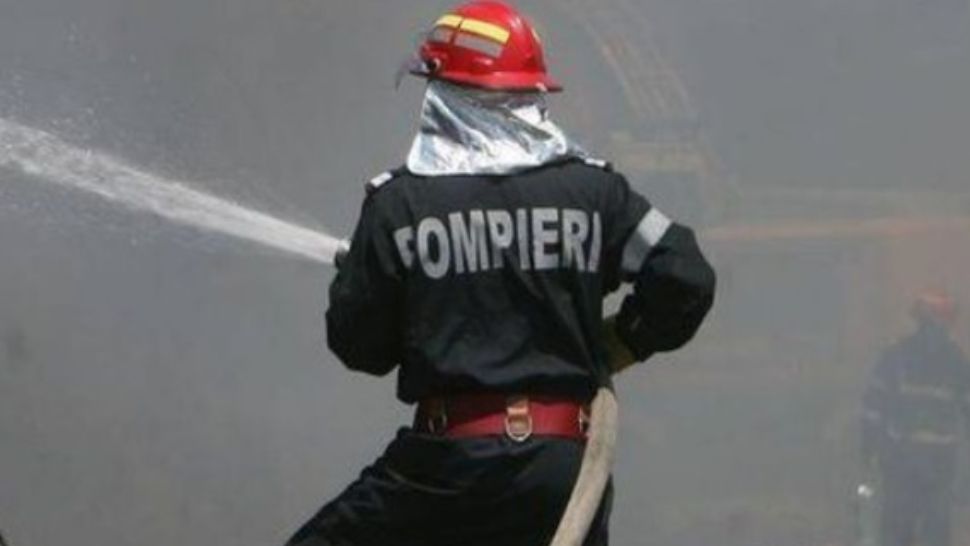 Incendiu, într-un bloc din Galaţi. 6 victime, zeci de persoane evacuate, după ce un brad a luat foc