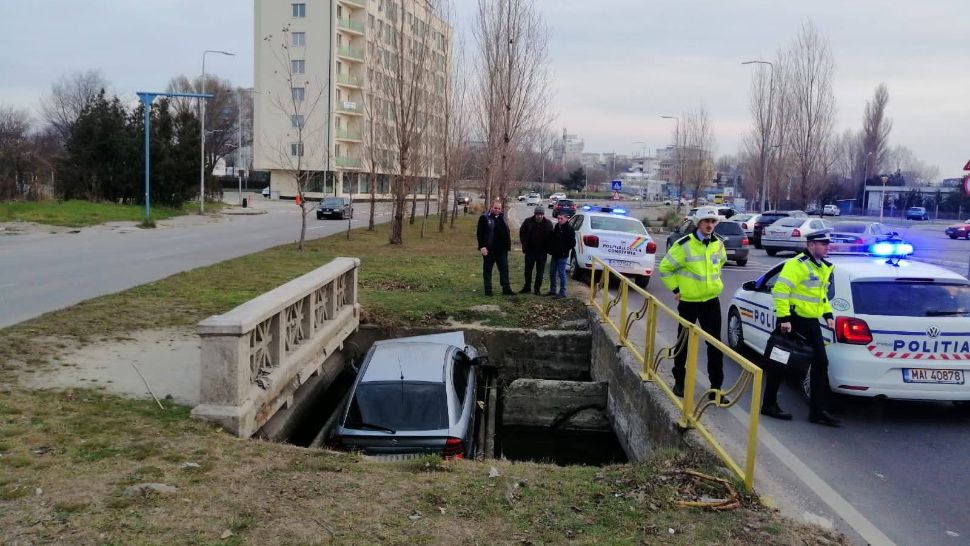Șofer beat cu mașina în canal