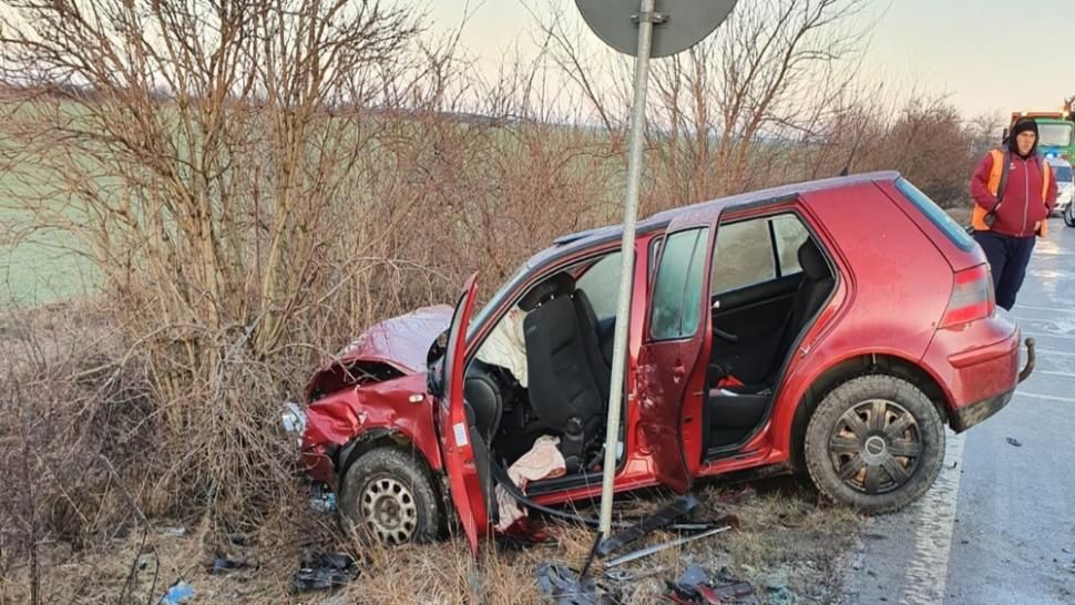 Accident cumplit, în jud. Timiș: 2 morți, 5 răniți, după un impact violent între două mașini