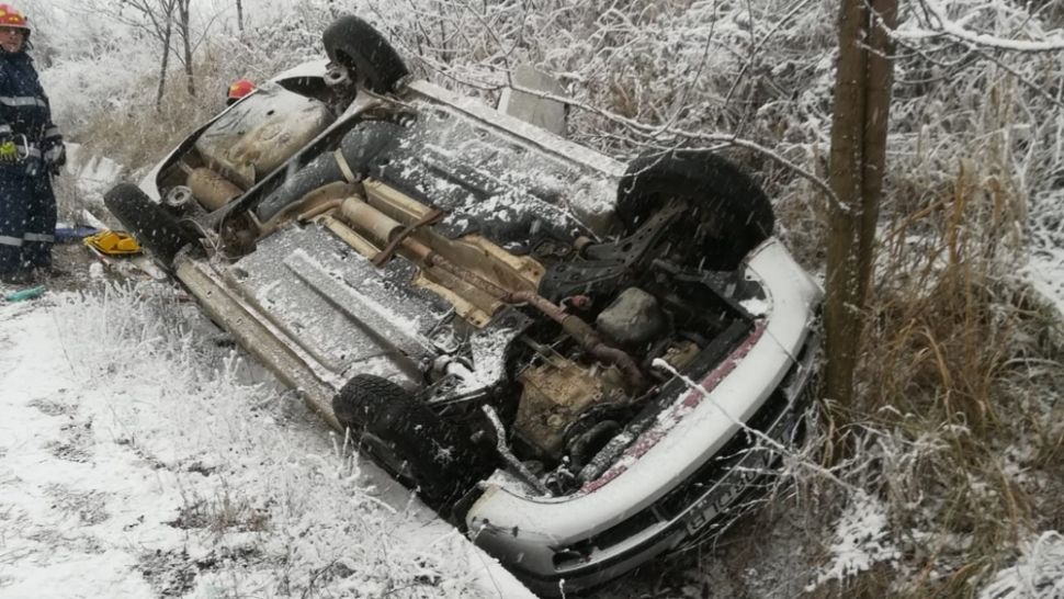 Femeie rămasă blocată în mașina răsturnată