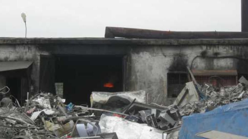 O topitorie de metale neferoase din Olt, gard în gard cu o şcoală