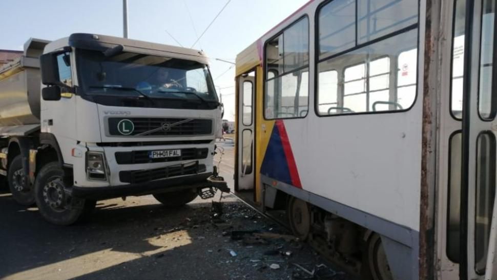 Tramvai cu călători, lovit de o basculantă, la Ploieşti