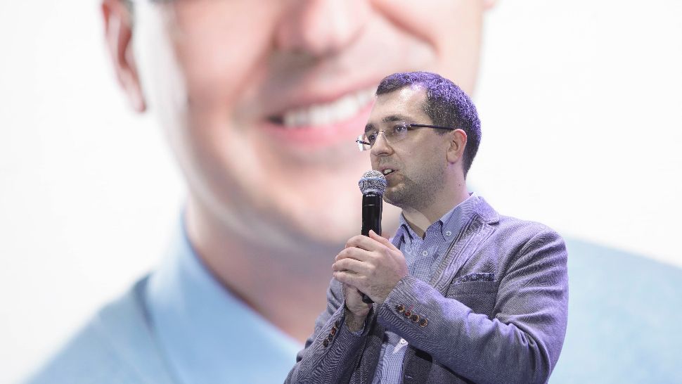 Vlad Voiculescu, ironii pe seama cuvântului inventat de președintele Iohannis: Ce este "crizatorul"