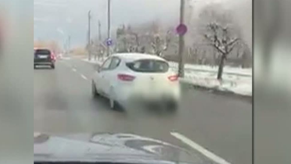 Imagini scandaloase! Copil filmat în trafic, în brațele șoferului 